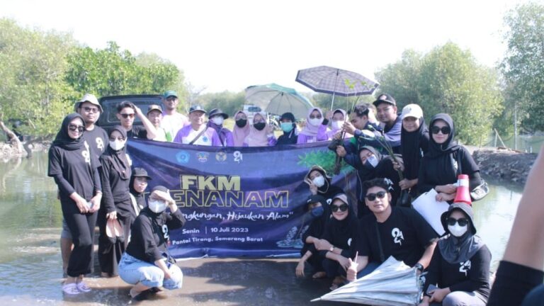 Peduli Ekosistem Pesisir, FKM UNIMUS Gelar Aksi Tanam Mangrove di Semarang